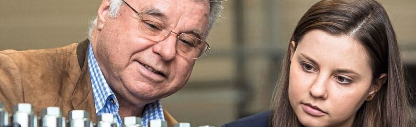 Mann erkl&auml;rt und zeigt etwas einer Frau